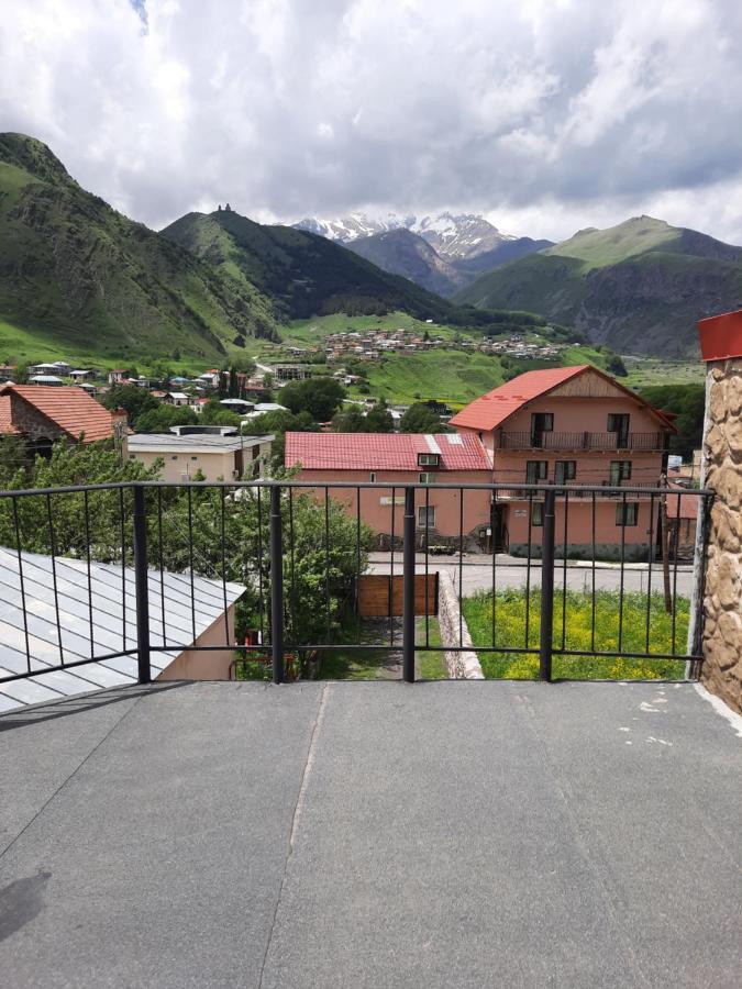 Four Season In Kazbegi Hotel Exterior photo